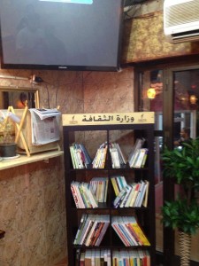 مشروع مكتبة في كل مقهى يحوّل المقاهي إلى نوادٍ للقراءة
