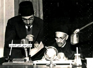 الملك إدريس يتلو إعلان الأستقلال وبجانبه رئيس الحكومة محمود المنتصر