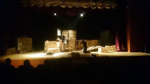 عرض مسرحية مكان مع البهائم بمدينة درنة.