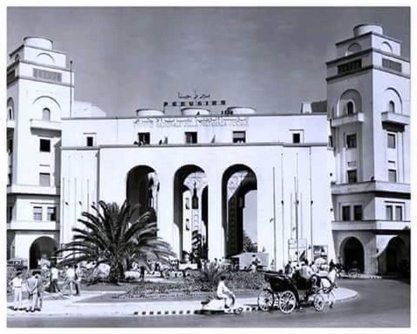 مقهى أورورا في وسط العاصمة طرابلس.
