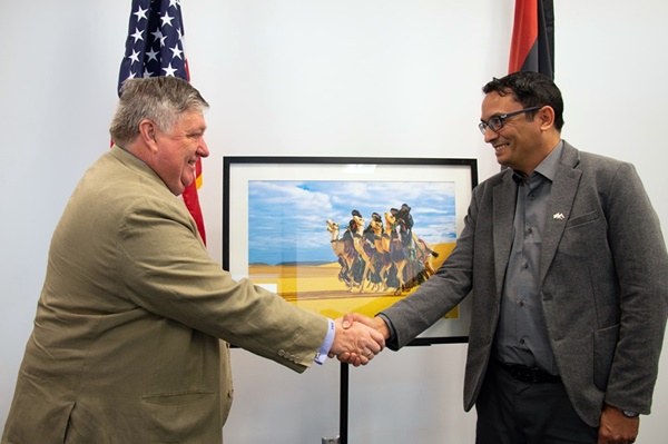 السفير الأمريكي "بيتر بودي" يستقبل المصور بشار شقليلة