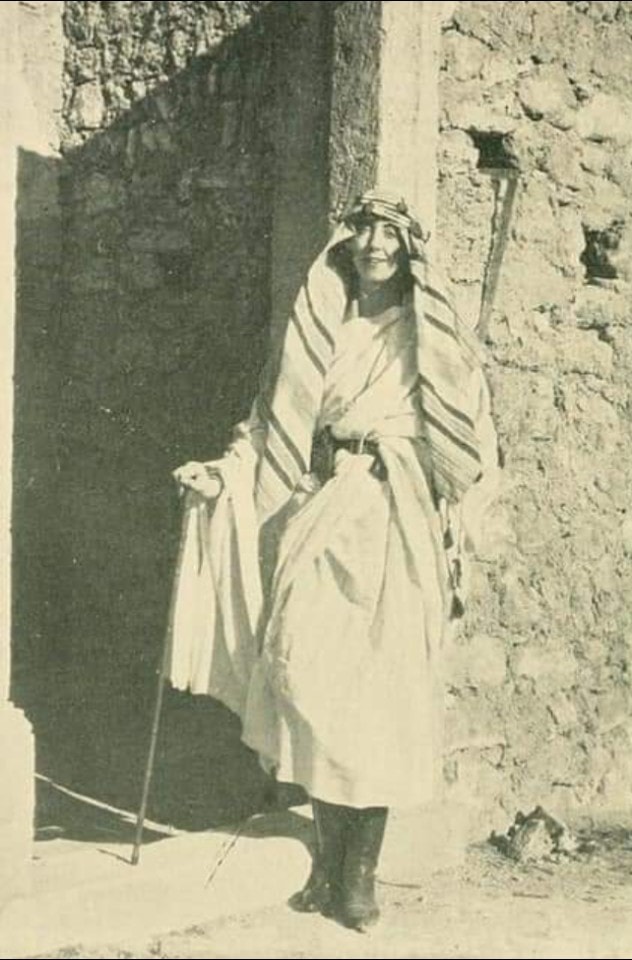 المؤلّفة "روزيتا فوربس" وهي ترتدي الزي الليبي.