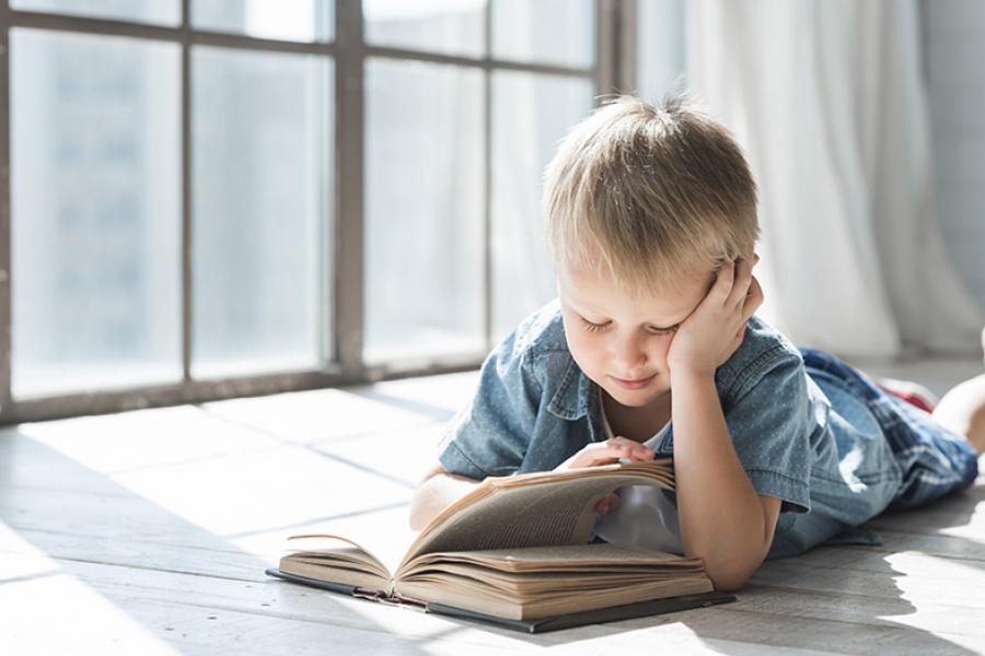 الطفل والقراءة (الصورة: عن الشبكة)