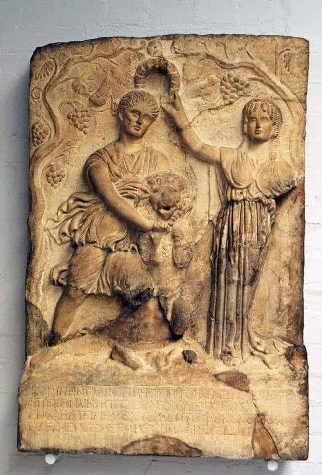 الصورة المرافقة للمنشور تظهر لوحة رخامية، تمثل الحورية قوريني وهي تخنق أسداً، بينما الإلهة ليبيا تقوم بتتويجها اكتشفت في شحات 1861 وهي الآن معروضة بالمتحف البريطاني.
