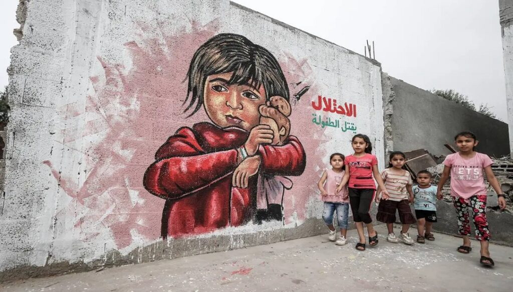 الاحتلال يقتل الأطفال (الصورة: من اختيار الكاتب فراس حج محمد)