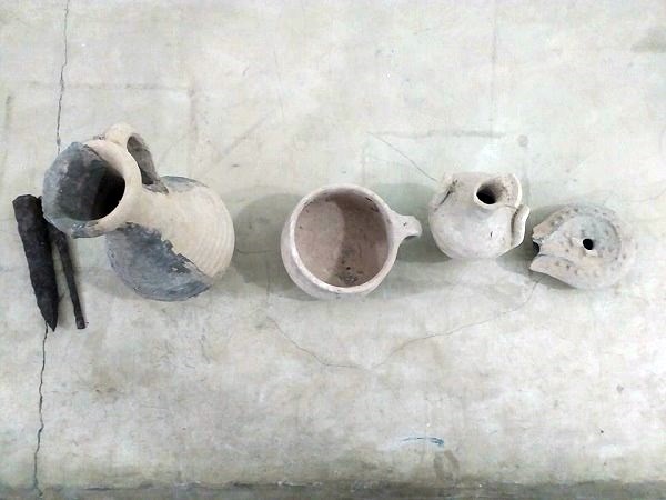 مواطن يسلم قطع أثرية لمتحف طلميثة.