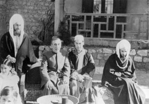 غينو مع جمع من أصدقائه ببيته في القاهرة.