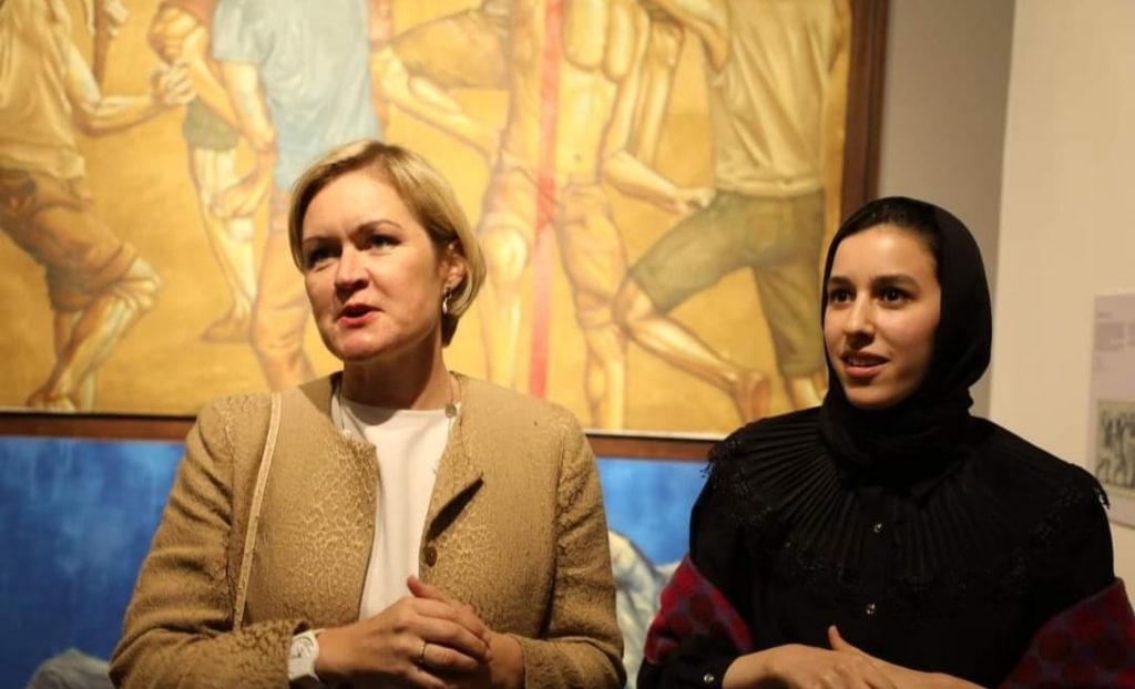 الفنانة التشكيلية شفاء سالم صحبة سفيرة المملكة المتحدة في ليبيا