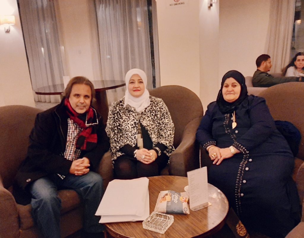 الكاتبة الأردني سناء الشعلان، صحبة والدتها، والكاتب المغربي عبد الإله بنهدار 